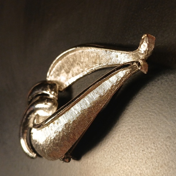 Vintage Silvertone Swirl Brooch Pin Womens Costume Jewelry - Picture 6 of 12